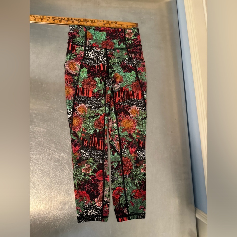 Lululemon - Time To Sweat Crop *23" US4 - Picture 4 of 8